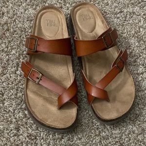 Time and Tru camel colored women’s sandals - great condition - size 6